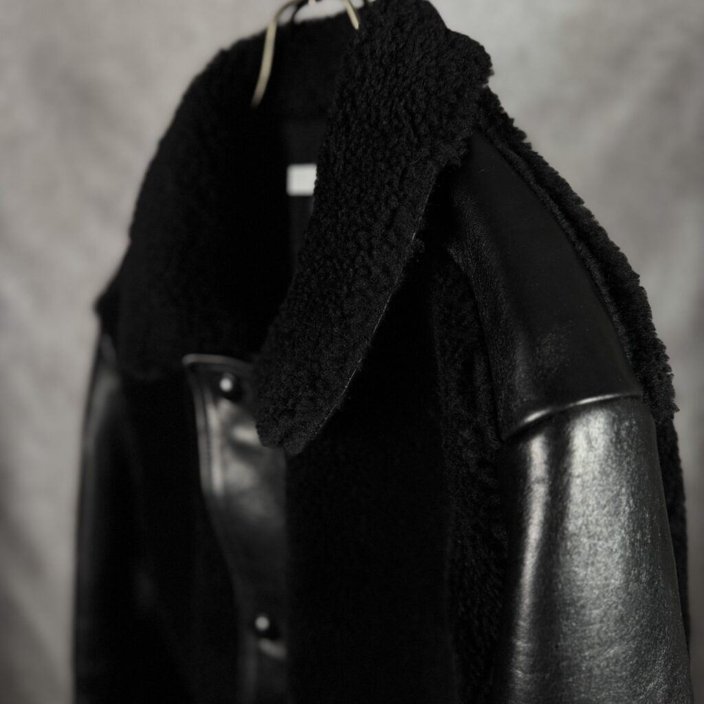 MASSES HORSE GRIZZLY JACKET 衿元のムートンと肩のディテール接写
