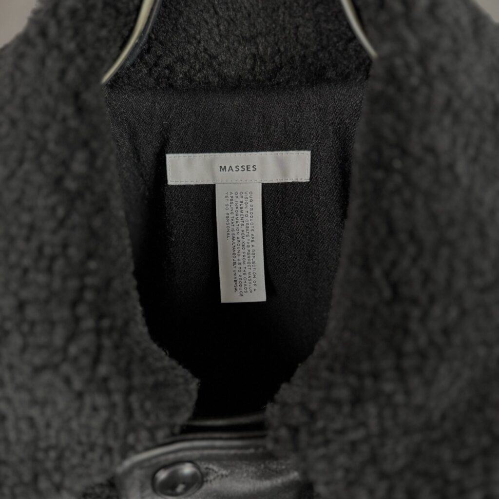 MASSES HORSE GRIZZLY JACKET 衿裏のMASSESブランドタグ接写