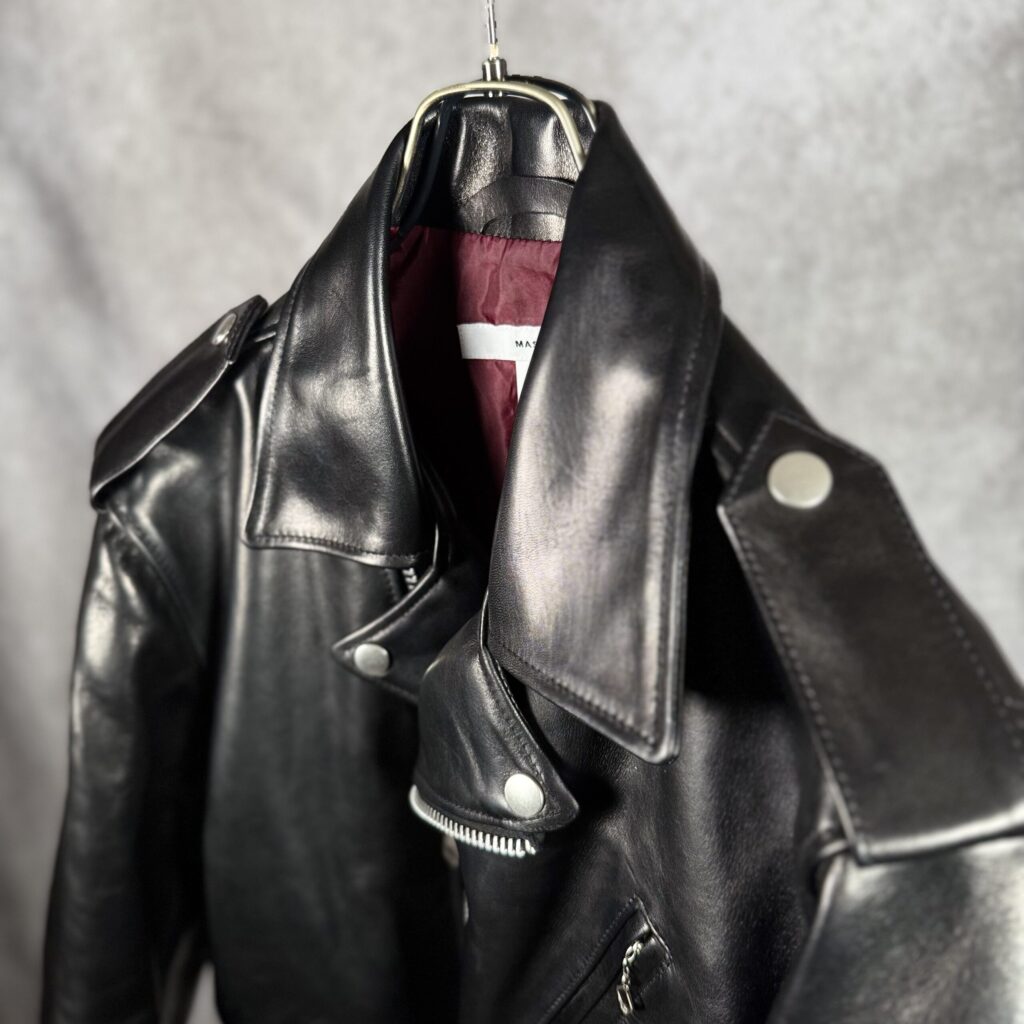 MASSES LEATHER JKT VINTAGE W ラペルを開いた状態とボルドーのキュプラ裏地