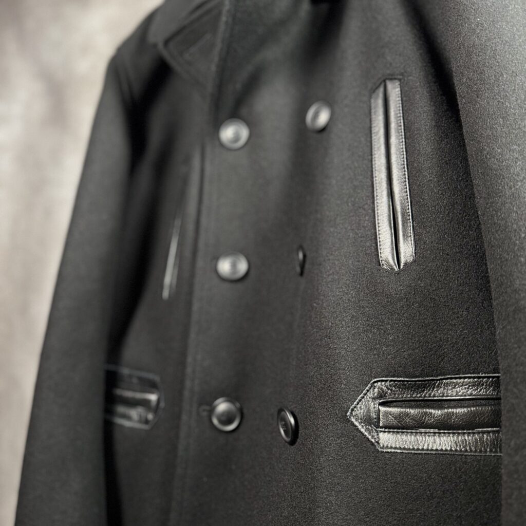 MASSES P COAT ポケット口と胸ポケットのカウレザーパイピング接写