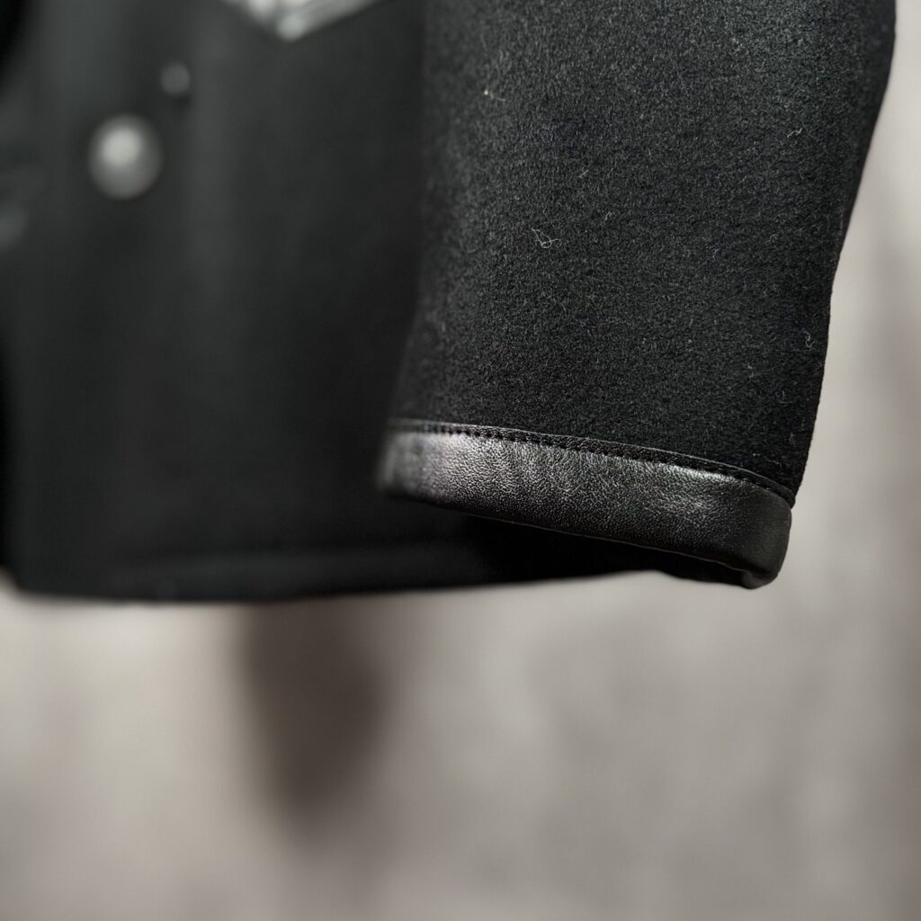 MASSES P COAT 袖口カウレザーパイピング接写