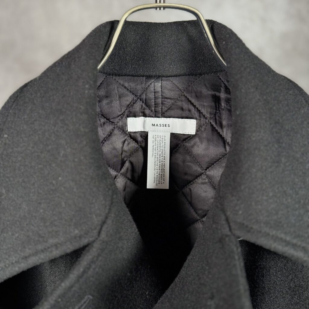 MASSES P COAT MASSESブランドタグと中綿入りキルティング裏地接写
