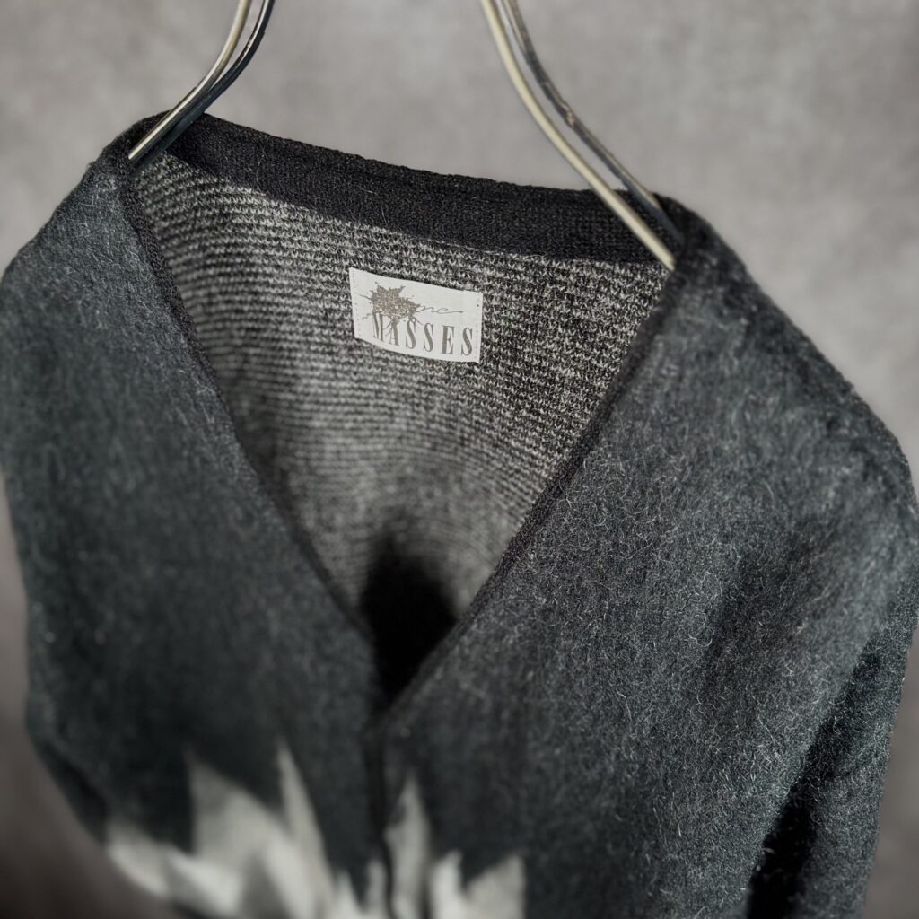 MASSES 18AW モヘアカーディガン Vネック衿元とMASSESブランドタグ接写