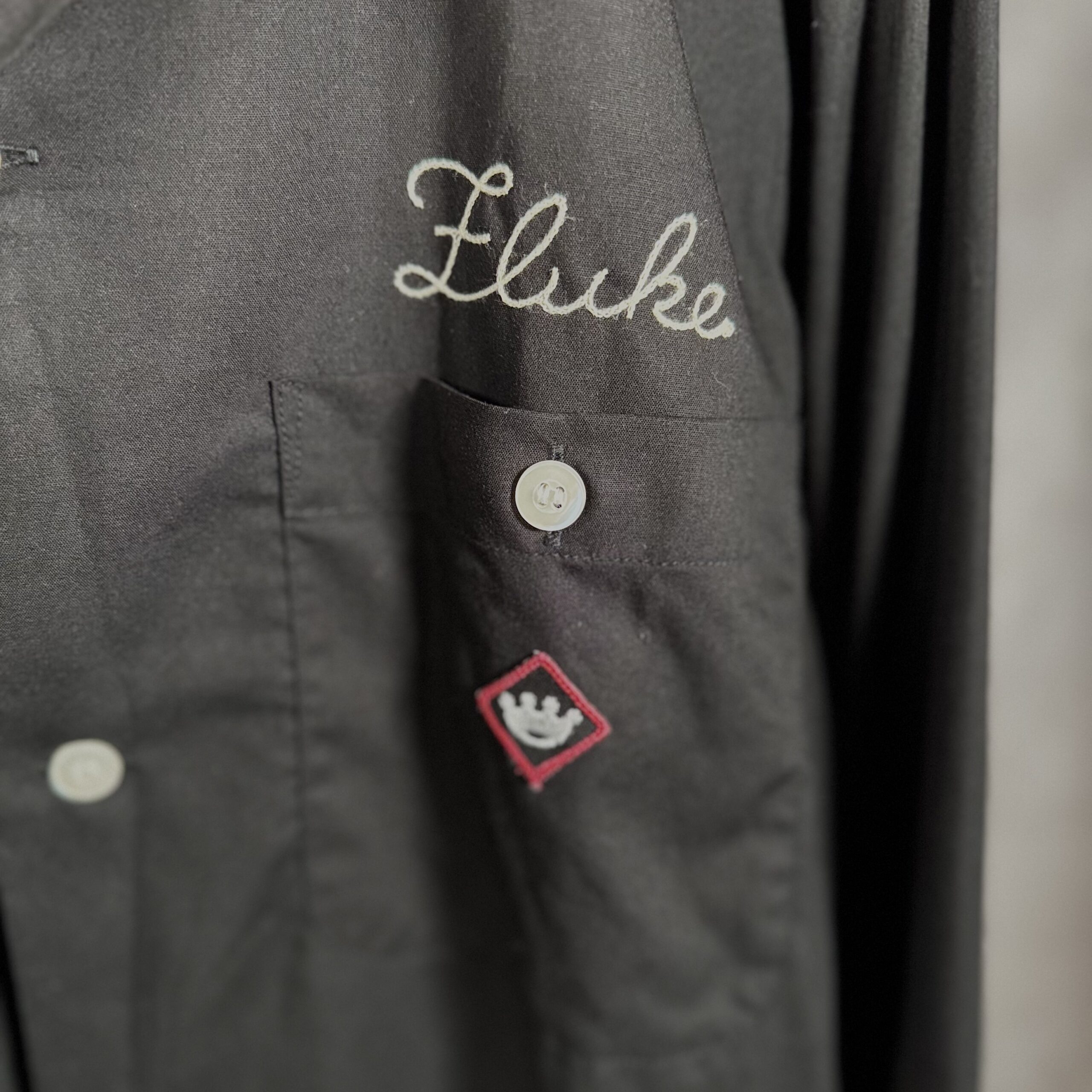 MASSES BOWLING SHIRT 左胸オリジナルパッチとチェーン刺繍接写