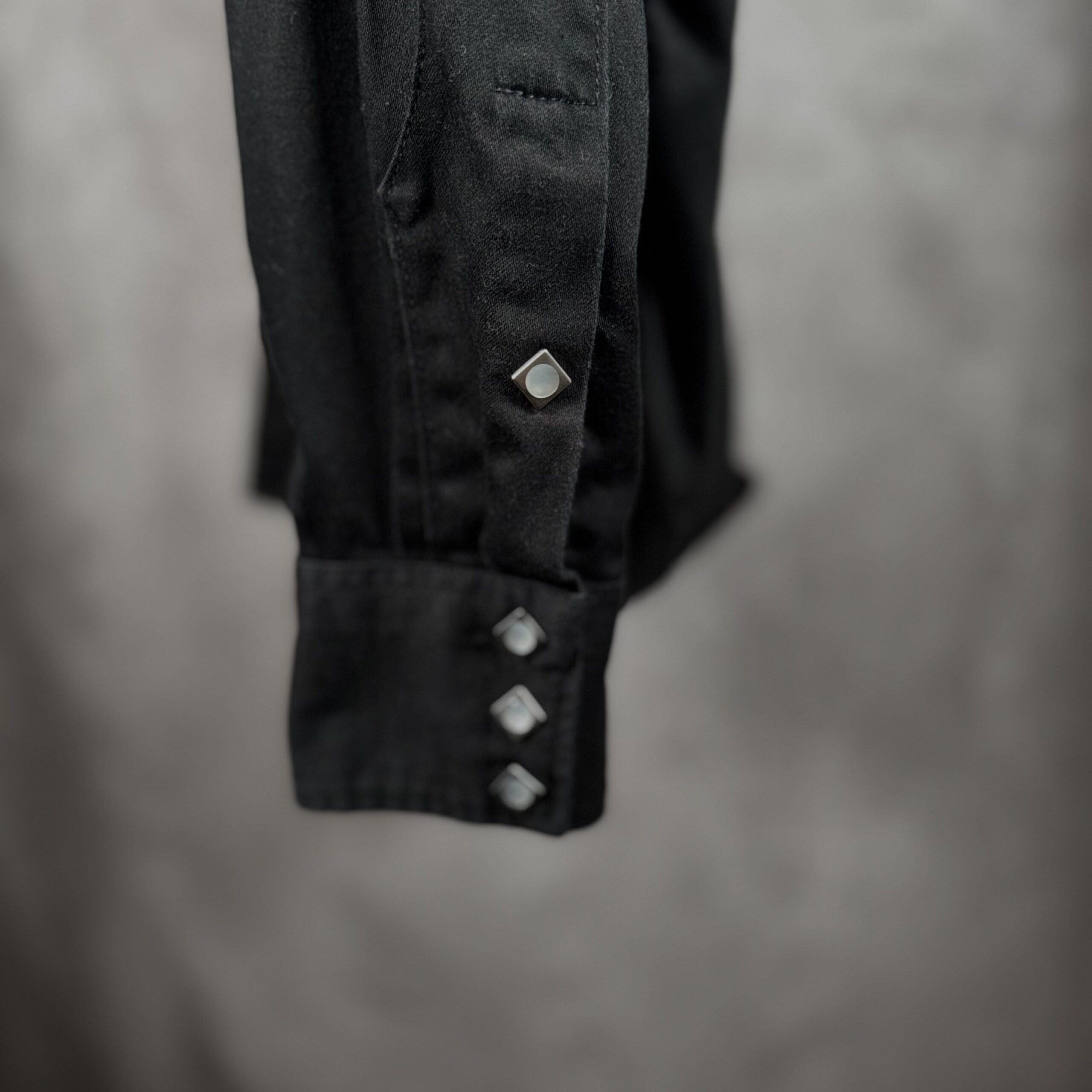 MASSES WESTERN SHIRT CS 菱形スナップボタンとフロントポケット接写