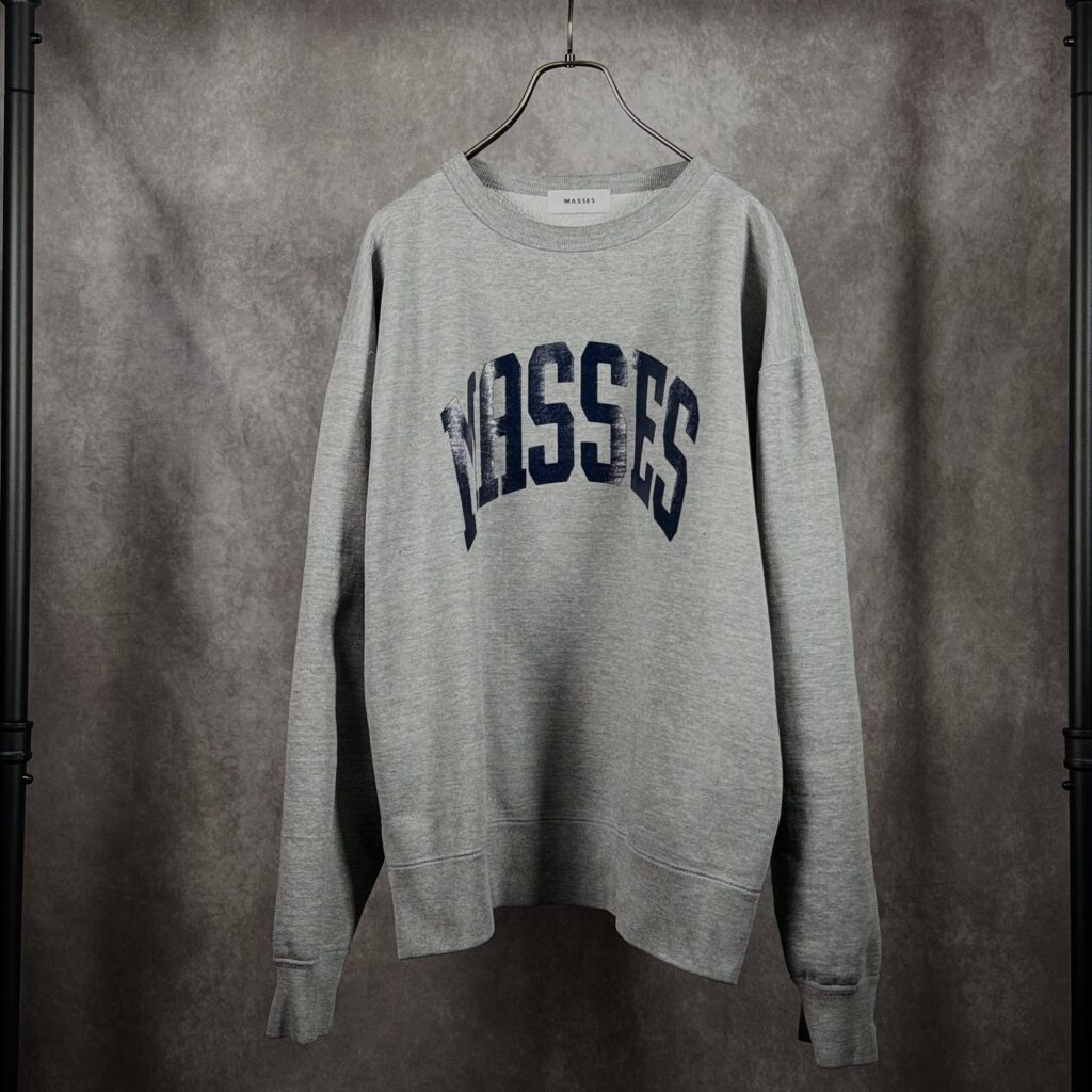 MASSES SWEAT HOODED ARCH WASH フロントプリント接写