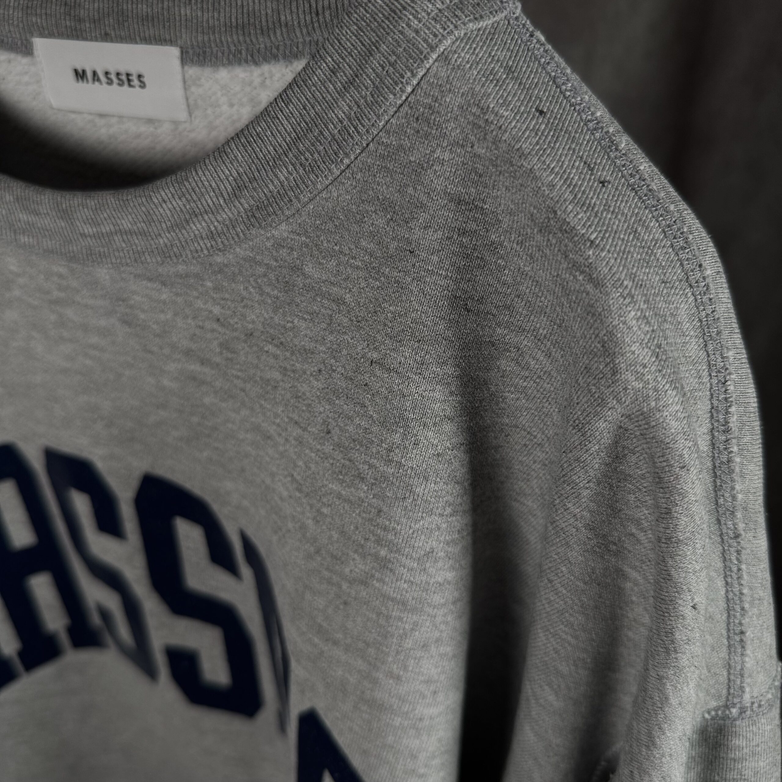 MASSES SWEAT HOODED ARCH WASH 肩の外縫いと袖リブ接写