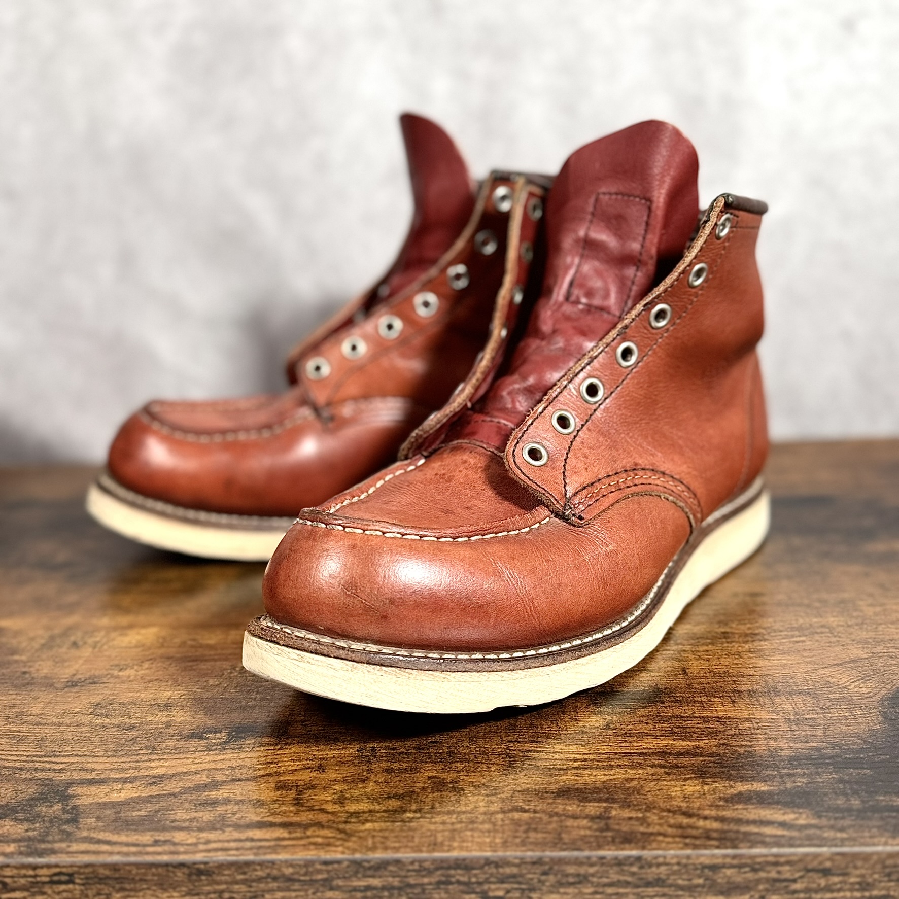 1909シュプリームクリームデラックスを塗布。リムーバーで失われた油分を補給し、革に柔軟性を取り戻す