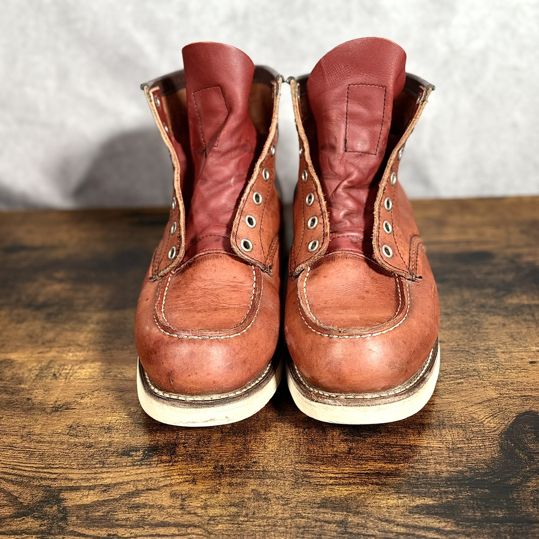 汚れ落とし後のアッパー。履きジワに入り込んでいた汚れも除去できている。この段階ではまだ色褪せが残る
