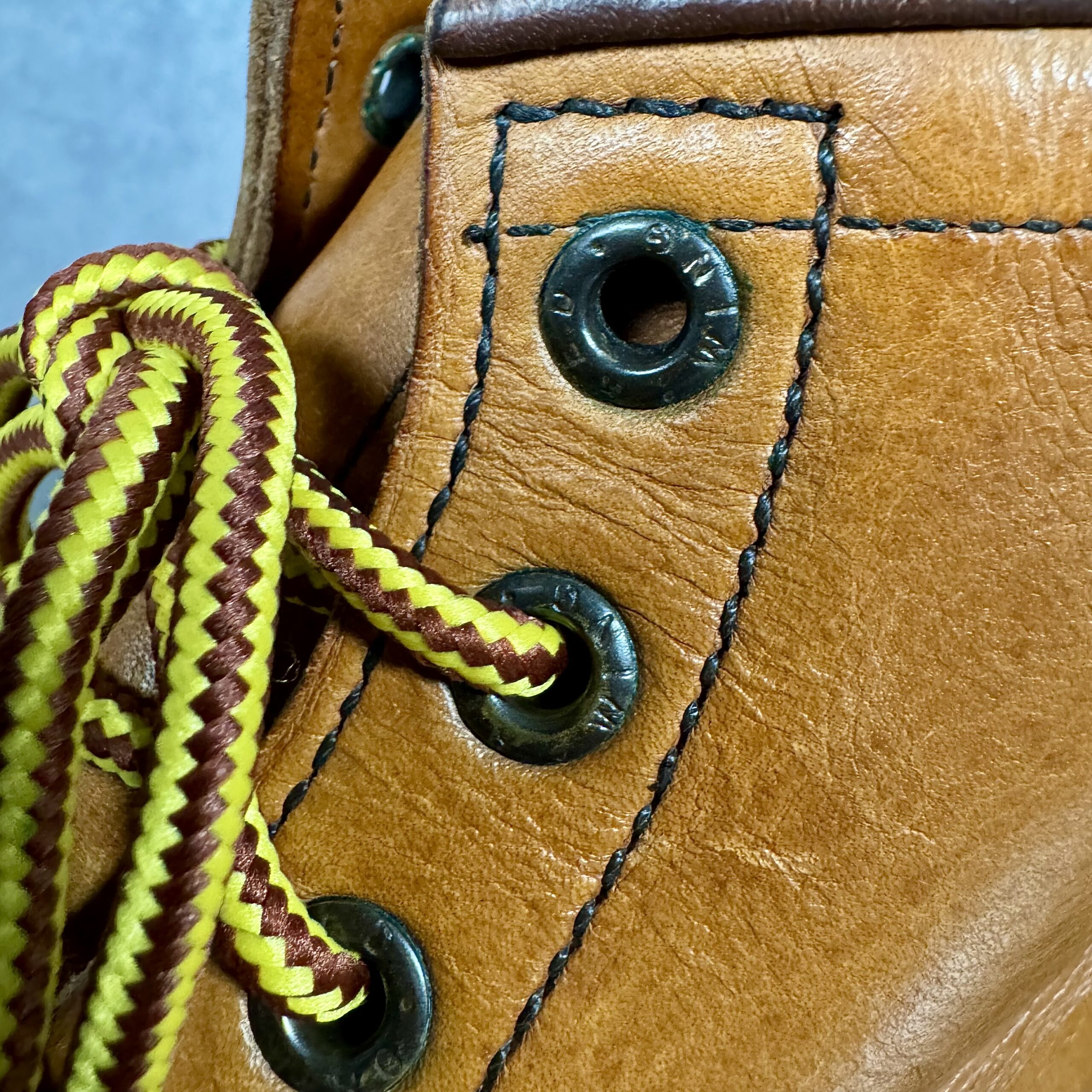 RED WING 875 アイレット刻印まわりの青錆を爪楊枝で除去した後の状態